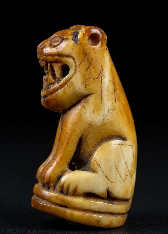 307503 เขี้ยวเสือแกะ หลวงพ่อปาน ประมาณ พ.ศ.2420-2452 วัดมงคลโคธาวาส (วัดบางเหี้ย) จ.สมุทรปรการ