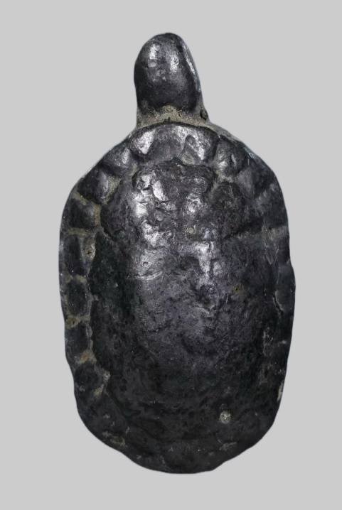 303683    พญาเต่าเรือนหลวงปู่ศุข  เนื้อชินตะกั่ว  ประมาณพ.ศ. 2440 –2466