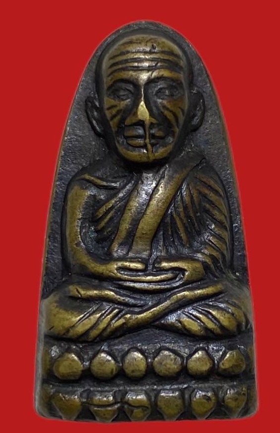 305326 หลวงปู่ทวด วัดช้างให้  เตารีดหลังหนังสือเล็ก  พิมพ์ ว จุด ปี2505  เนื้อทองเหลืองรมดำ  จ.ปัตตานี