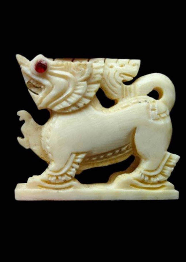 305936 สิงห์ทรงเครื่อง พิมพ์ตะปบ เนื้องาแกะ หลวงพ่อหอม พุทธศักราช2490-2520 วัดชากหมาก จ.ระยอง