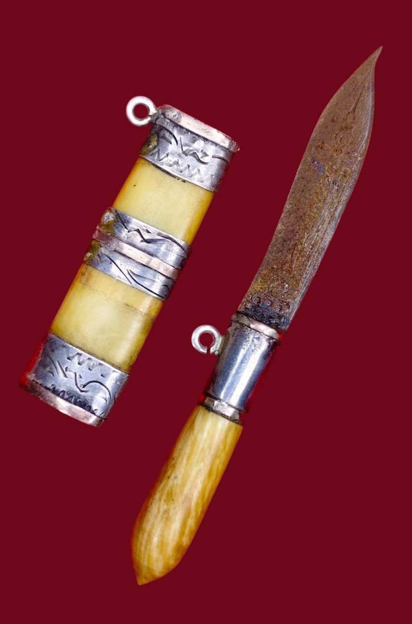 307661 มีดสาริกา หมอหลวงพ่อเดิม  ใบมีด เนื้อโลหะ ด้ามงา-ฝักงา  แหนบเงินและนาคตลอดเล่ม   พุทธศักราช 2470-2494  วัดหนองโพธิ์จังหวัด จ.นครสวรรค์ 