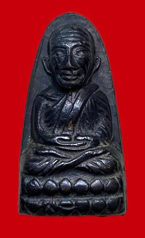 307673 หลวงปู่ทวด วัดช้างให้  เตารีดหลังหนังสือเล็ก  พิมพ์ ว กระเด็น ปี2505  เนื้อทองเหลืองรมดำ  จ.ปัตตานี