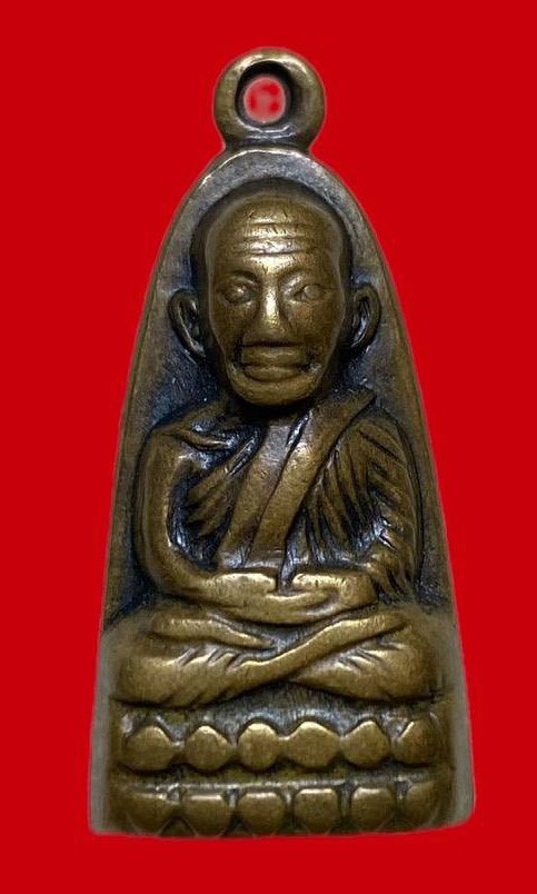 307690 หลวงปู่ทวด วัดช้างให้ เตารีดหลังหนังสือเล็ก พิมพ์มีหู ปี 2506  เนื้อทองเหลืองรมดำ  จ.ปัตตานี