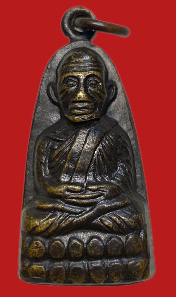  306423 หลวงปู่ทวด วัดช้างให้  เตารีด หลังหนังสือเล็ก พิมพ์มีหู ปี 2508  เนื้อทองเหลืองรมดำ  จ.ปัตตานี