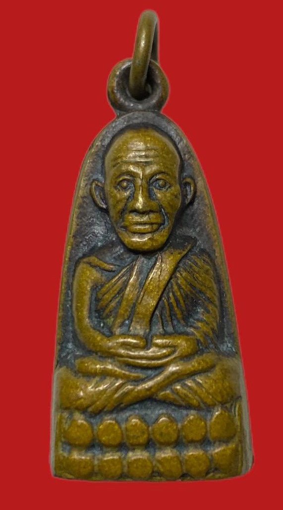 306477 หลวงปู่ทวด วัดช้างให้  เตารีดหลังหนังสือ พิมพ์มีหู ปี 2506  เนื้อทองเหลืองรมดำ จ.ปัตตานี