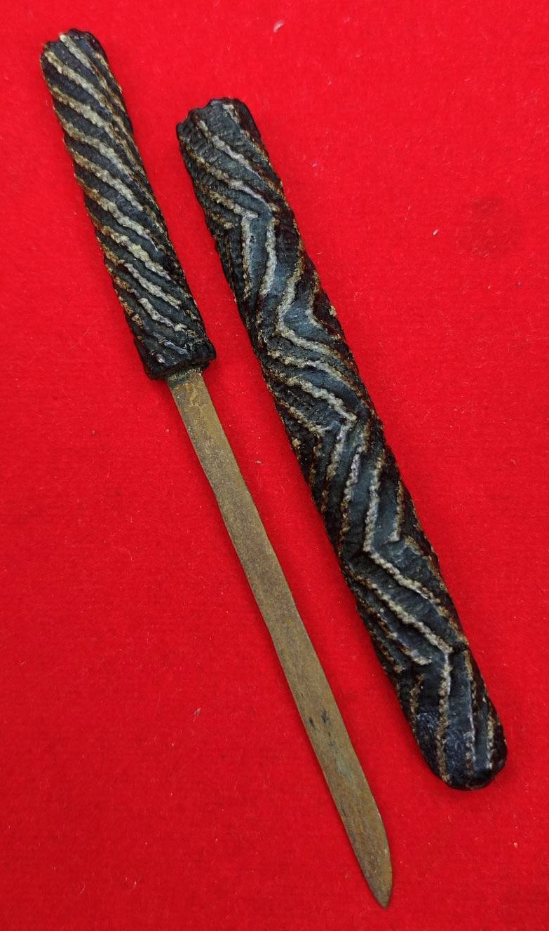 306540 ตะกรุดมีดหมอ หลวงปู่ศุข  เนื้อโลหะ ด้ามถักเชือกลายเกลียว  ฝักถักจระเข้ขบฟัน  วัดปากคลองมะขามเฒ่า  สร้างปี 2440 ถึง 2466 จ.ชัยนาท 