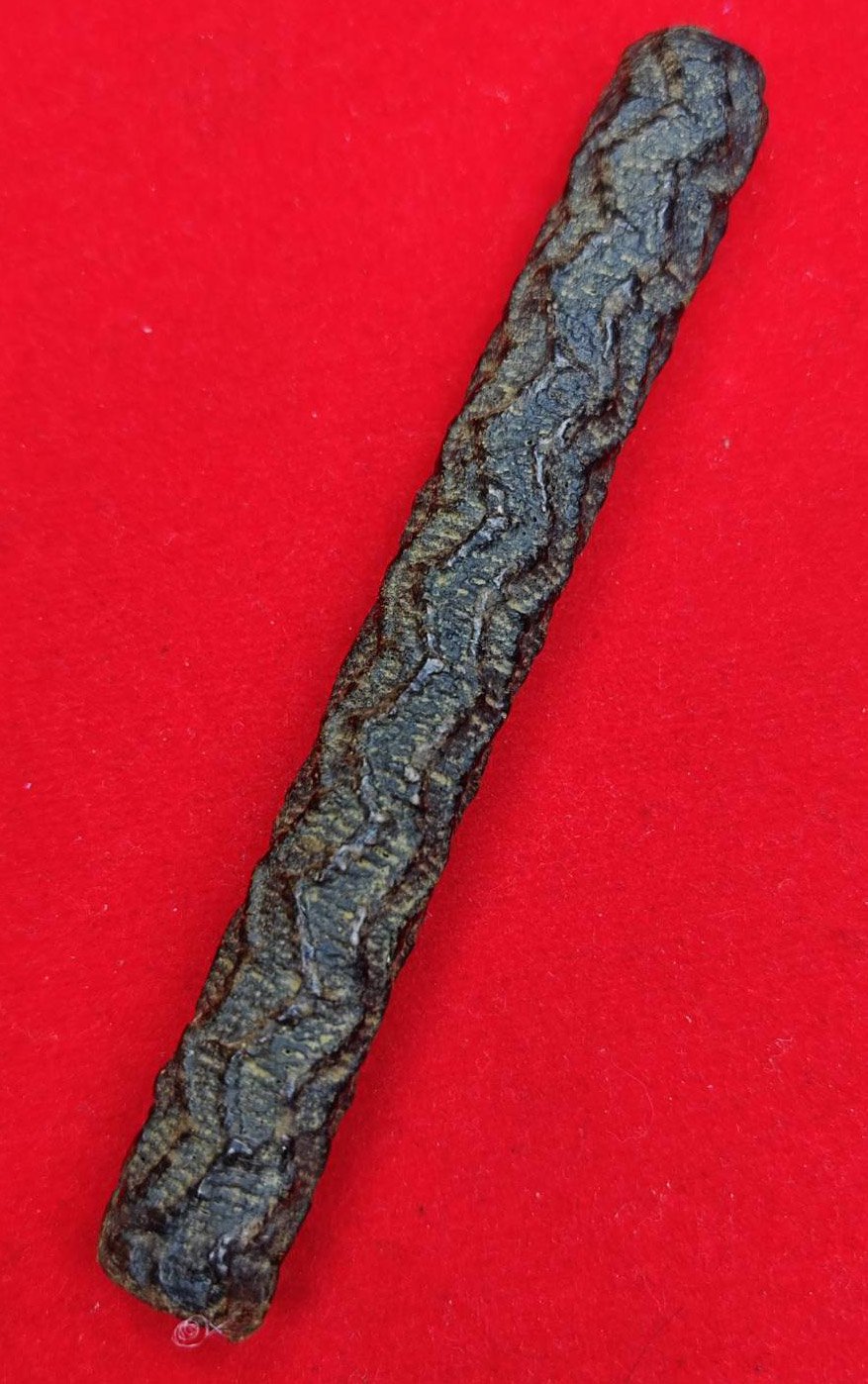 306544 ตะกรุดจันทร์เพ็ญ (ตะกรุดใต้น้ำ)  ถักเชือกถักจระเข้ขบฟัน หลงรัก หลวงปู่ศุข วัดปากคลองมะขามเฒ่า  เนื้อทองแดง พ.ศ. 2440-2453 