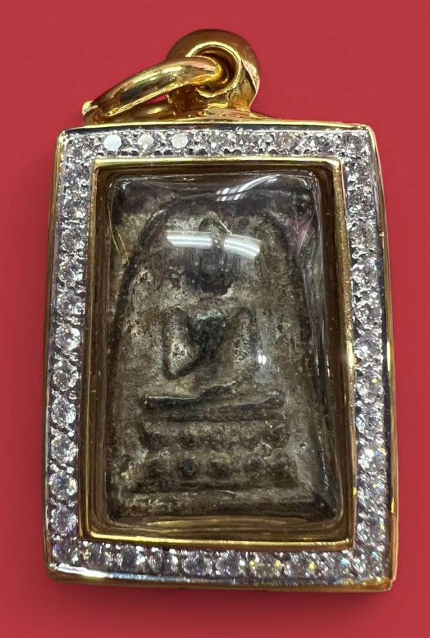 306553 พระสมเด็จปิลันทน์ พิมพ์ปางปฐมเทศนา เนื้อผงผสมผงใบลานเผา ประมาณปี 2413 - 2415 วัดระฆังโฆสิตาราม กทม.