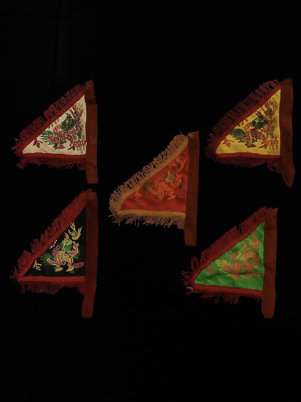 306556 ธงมังกรทะยานฟ้า 5 ธาตุ  เซียนแปะโรงสี  (อาจารย์โง้วกิมโคย)  ปี2519 วัดศาลเจ้า  จังหวัดปทุมธานี