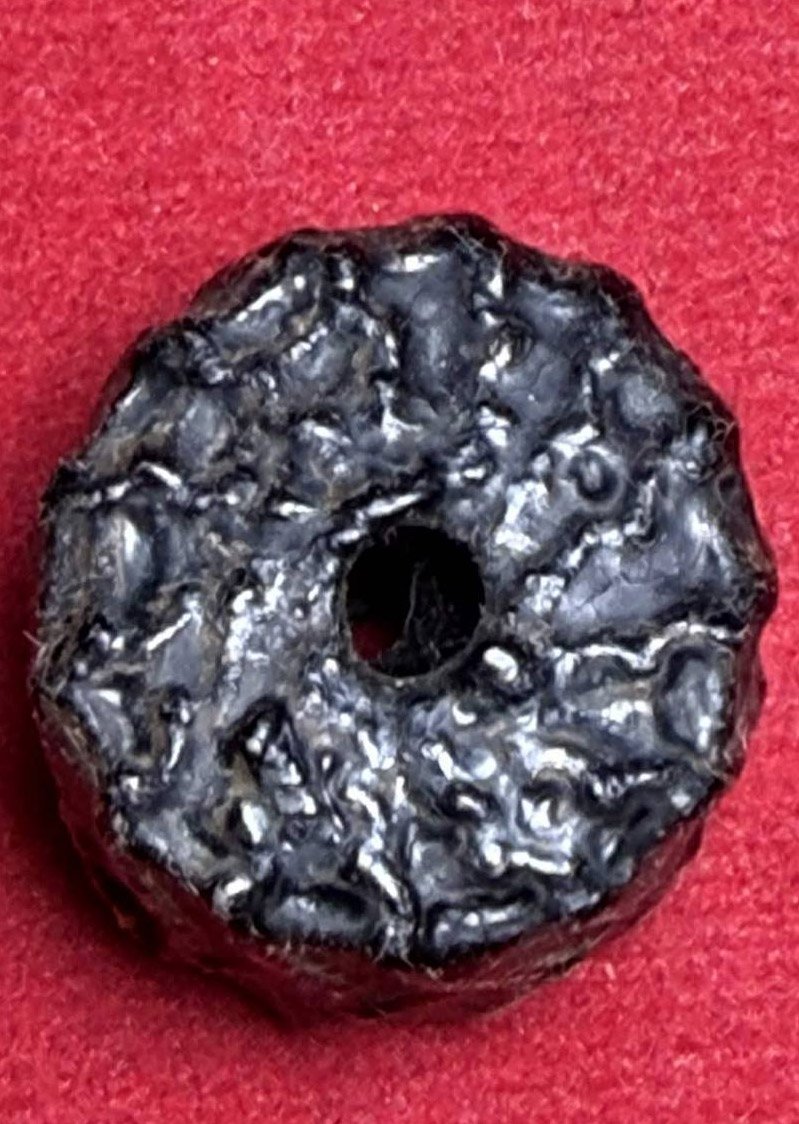 306563 ตะกรุดพิสมร ใบลานบังปืน  หลวงพ่อแก้ววัดพวงมาลัย  เนื้อใบลาน  สร้างปี 2453-2460 จ.สมุทรสงคราม 