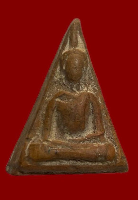 306583 หลวงปู่โต๊ะ  วัดประดู่ฉิมพลี  นางพญาพิมพ์นูน ปี 2472  เนื้อดิน กทม.