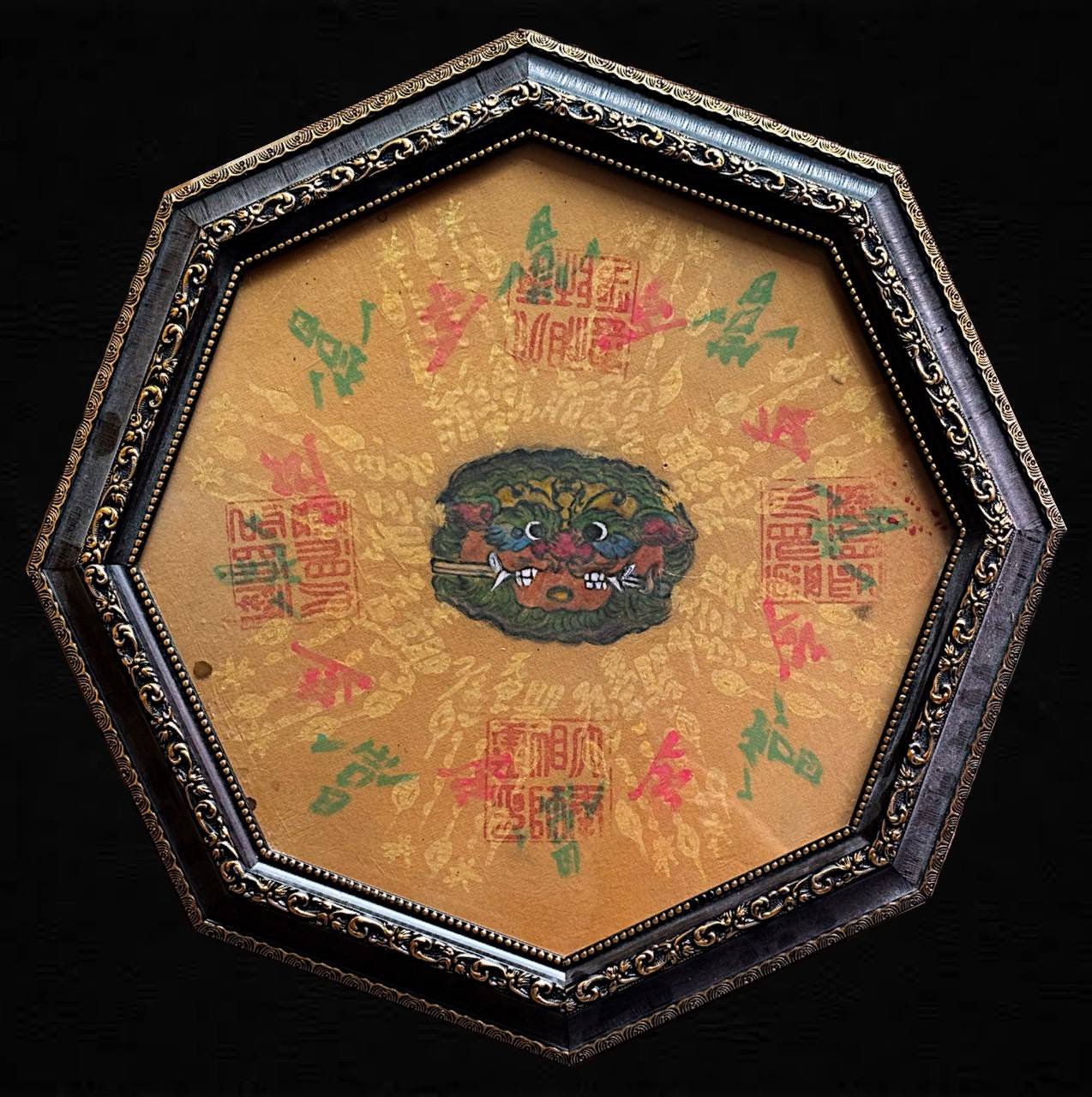 306704 ผ้ายันต์ 8 กาทอง  8 เหลี่ยม ปี 2515  อาแปะโรงสี โง้วกิมโคย  รูปวาดสิงห์คาบดาบ  จ.ปทุมธานี