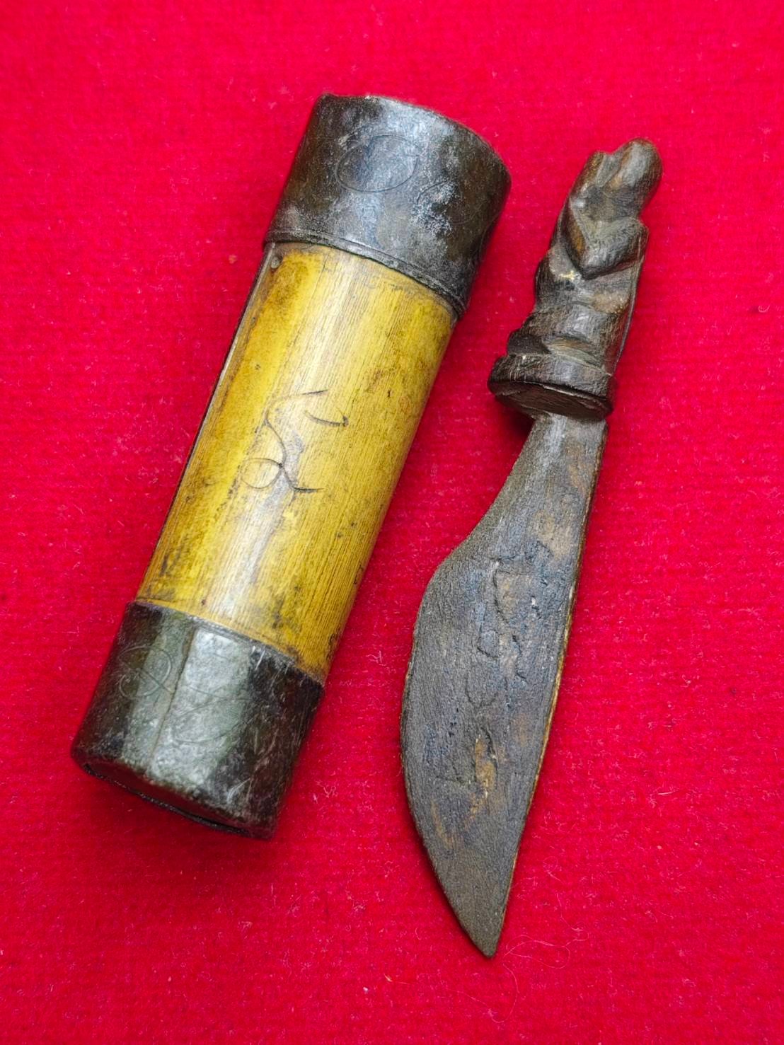 306709 มีดหมอ หลวงพ่อดิ่ง  วัดอุสภาราม (บางวัว)  ฝักไม้-ด้ามไม้แกะพระปิดตาเนื้อไม้ พุทธศักราช 2475-2485 จ.ฉะเชิงเทรา 