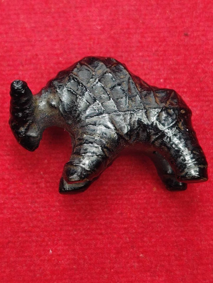 306737 ควายธนู หลวงพ่อกวย  เนื้อผงพันด้ายสายสิญจน์จุ่มรัก  พุทธศักราช 2515-2519  วัดโฆสิตาราม (บ้านแค)  จ.ชัยนาท  