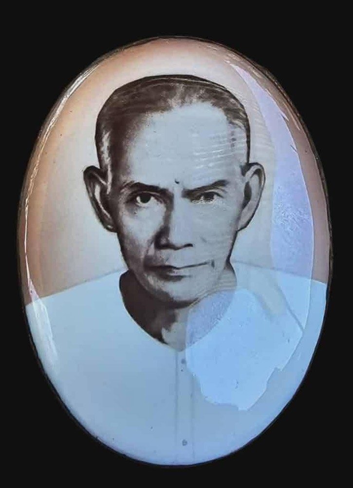 306777 ล็อกเก็ต อาแปะโรงสี  พิมพ์กลาง หน้าหนุ่มซีเปีย  ปี 2519 วัดศาลเจ้า จ.ปทุมธานี