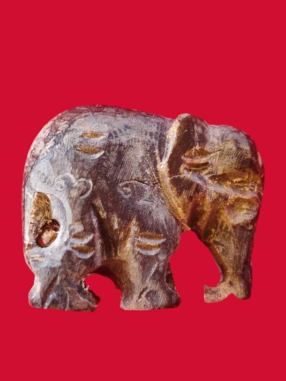 306840 ช้างแกะ หลวงปู่ทิม  (หลวงปู่โต๊ะร่วมเสก)  เนื้อพญางิ้วดำ(จานมือ)  พุทธศักราช 2517  วัดโพธิ์สัมพันธ์ จ.ชลบุรี