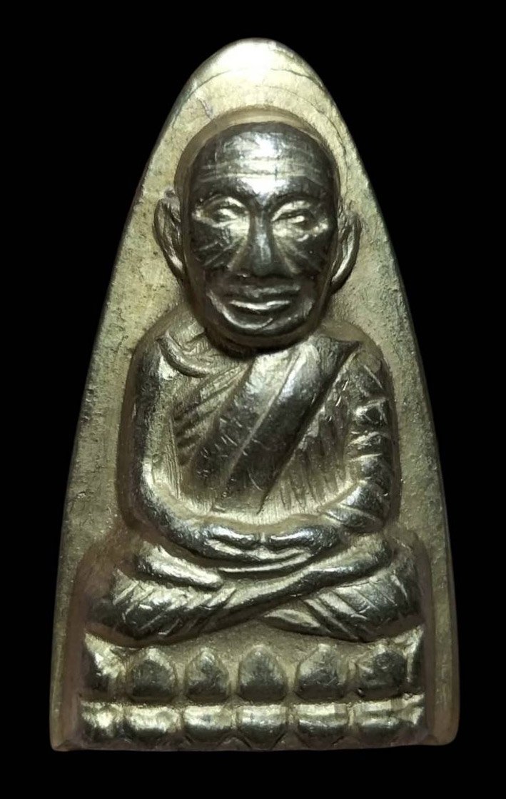 306844 หลวงปู่ทวดวัดช้างให้  พิมพ์เตารีด หนังสือใหญ่ เสาอากาศคางขีด  เนื้อกะไหล่ทอง จ.ปัตตานี