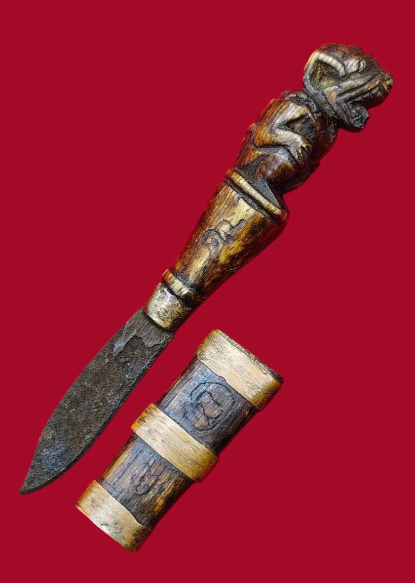 306938 มีดหมอหลวงพ่อดิ่ง  วัดอุสภาราม (บางวัว)  ฝักไม้-ด้ามไม้ ใบโลหะ เนื้อไม้ พุทธศักราช 2475-2485  จ.ฉะเชิงเทรา 