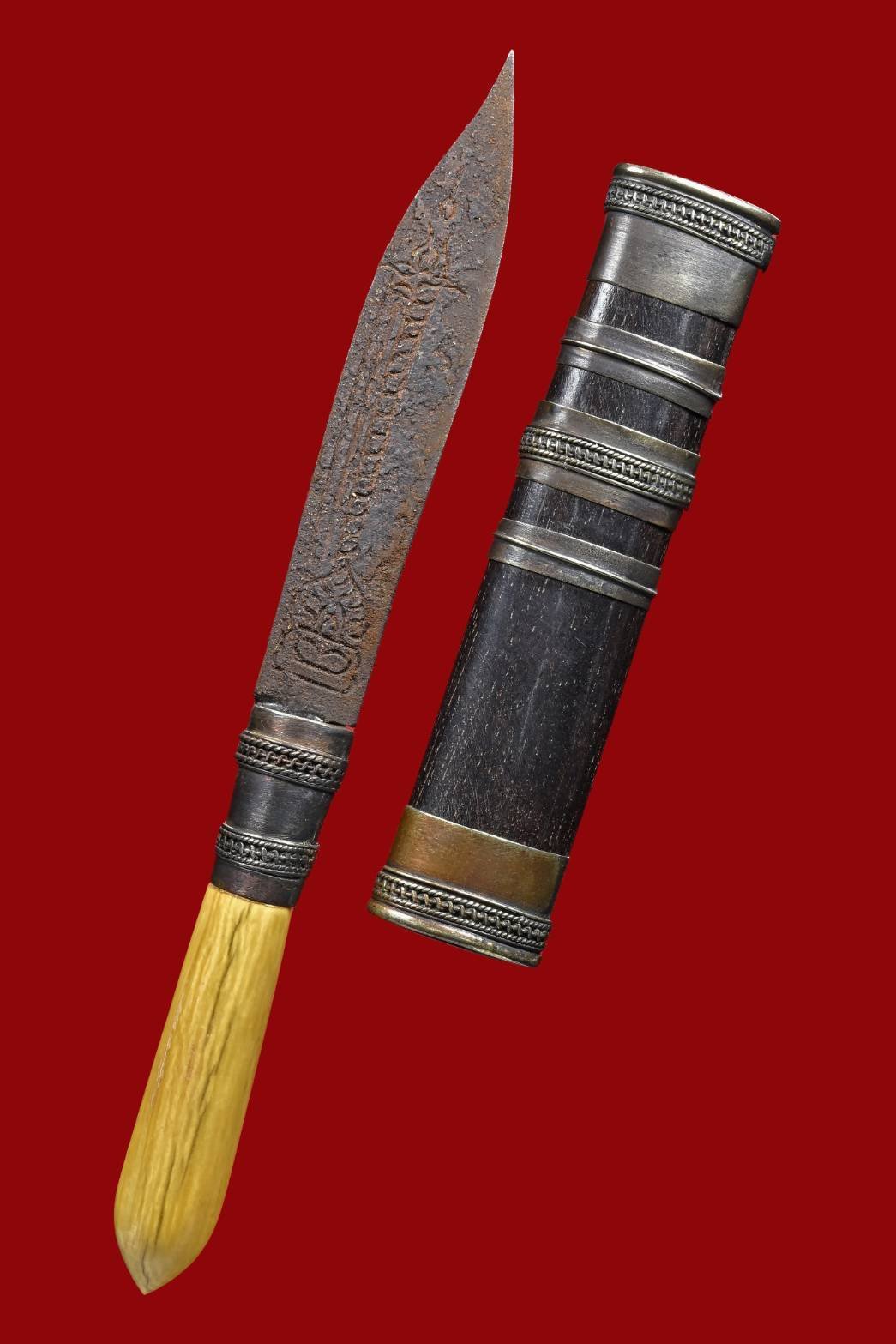 307005 มีดหมอหลวงพ่อเดิม  ด้ามงา-ฝักไม้   ใบมีดเนื้อโลหะ  พุทธศักราช 2470-2477  วัดหนองโพธิ์ จ.นครสวรรค์ 