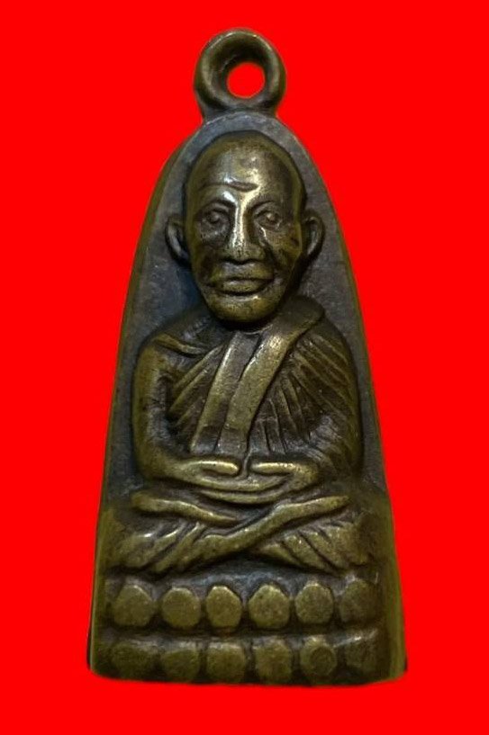 307033 หลวงปู่ทวด วัดช้างให้  เตารีดหลังหนังสือเล็ก พิมพ์มีหูปี 2508  เนื้อทองเหลืองรมดำ  จ.ปัตตานี