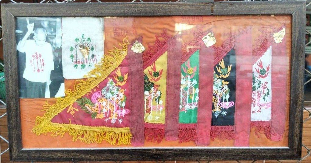 307113 รูปภาพเซียนแปะโรงสี  โง้วกิมโคย และธงผ้ายันต์- มังกรทะยานฟ้า 5 สี  ประมาณปี 2519-2521  จังหวัดปทุมธานี