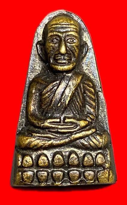 307854 หลวงปู่ทวด วัดช้างให้ เตารีดหลังหนังสือ  พิม พ์หน้า ท กรรมการ  ปี2524 จ.ปัตตานี เนื้อทองเหลืองรมดำ 