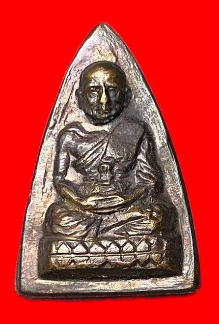 307923 หลวงปู่ทวด วัดช้างให้   กลีบบัว รุ่น รุน1  พิมพ์ อุแตก หางจิ้งจก  ปี2507 จ.ปัตตานี เนื้อทองเหลืองรมดำ 