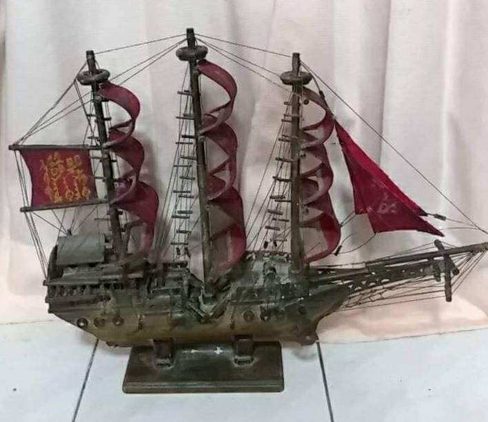 (296229)  เรือสำเภาเจ้าทรัพย์  ยันต์ฟ้าประทานพร  (เนื้อไม้ ใบผ้าแดง) อาแปะโรงสี วัดศาลเจ้า  ปี2515 จ.ประทุมธานี 