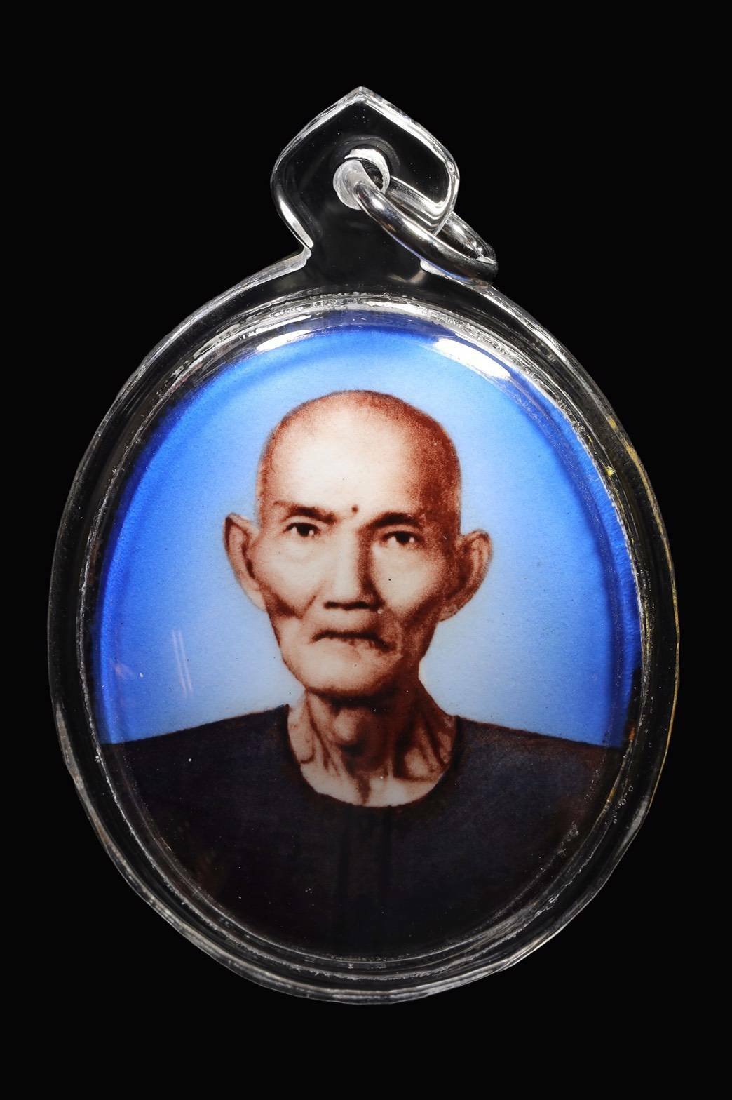 (296233)  ล็อกเก็ตรุ่นแรก  เซียนแปะโรงสี ปี 2519  หน้าแก่ฉากฟ้า  พิมพ์จัมโบ้ จ.ปทุมธานี