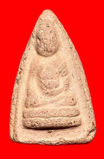 308393 คุณแม่บุญเรือน  วัดอาวุธวิกสิตาราม  พุธโธน้อย รุ่นแรก  พิมพ์เล็ก หลังยันต์พุทโธ  ปี2494 เนื้อดิน กทม.