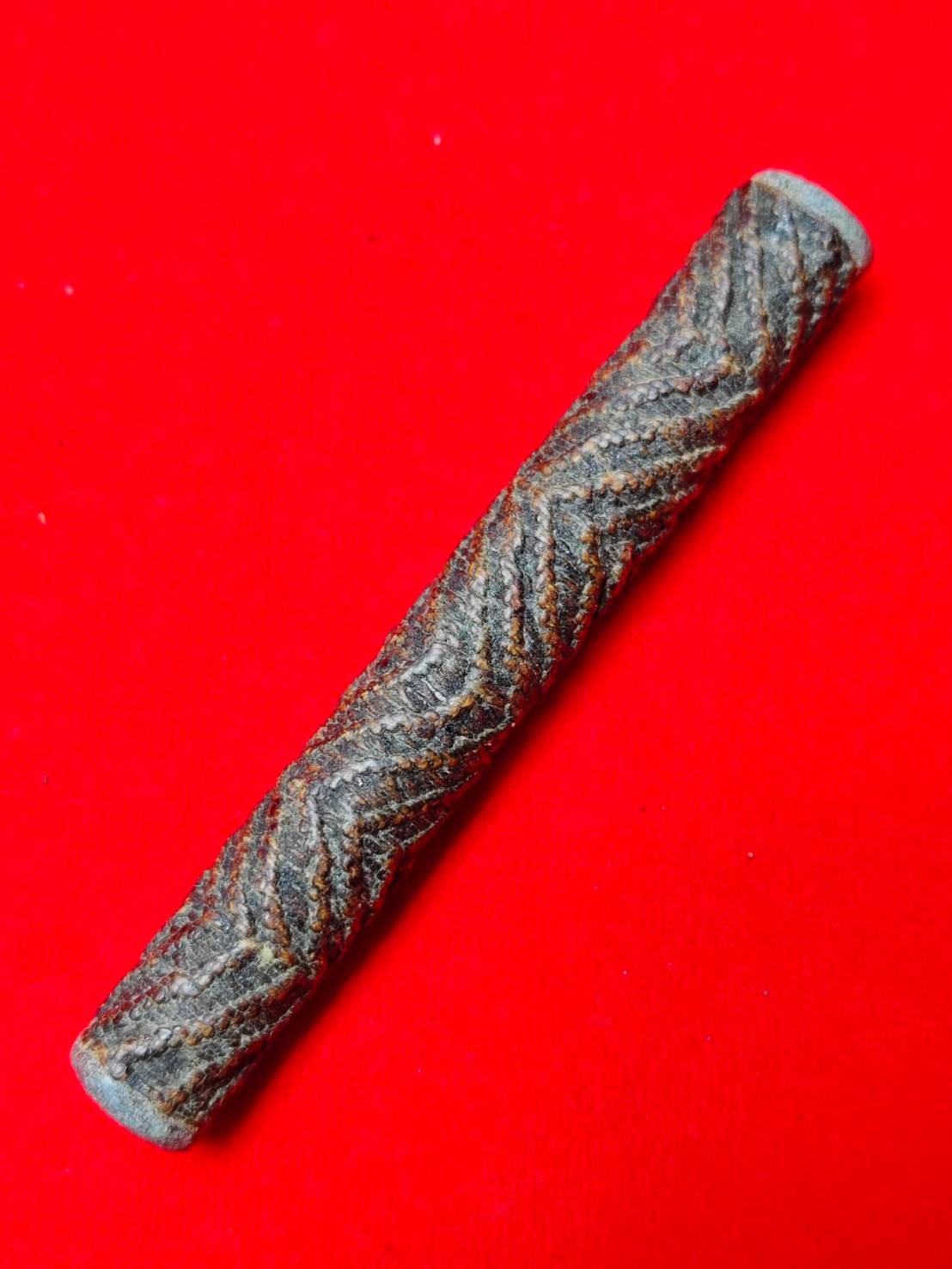 303029 ตะกรุดจันทร์เพ็ญ เนื้อตะกั่ว  เชือกลายถัก จระเข้ขบฟัน  หลวงปู่ศุข  วัดปากคลองมะขามเฒ่า  สร้างปี2440 ถึง 2466 