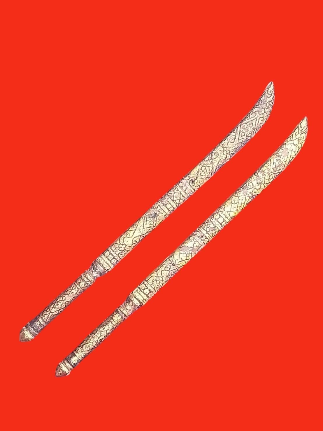 308739 ดาบครูสาริกาคู่  หลวงพ่อเดิม  เนื้อไม้ ทาทอง  พ.ศ. 2470-2494 วัดหนองโพ  จ.นครสวรรค์ 