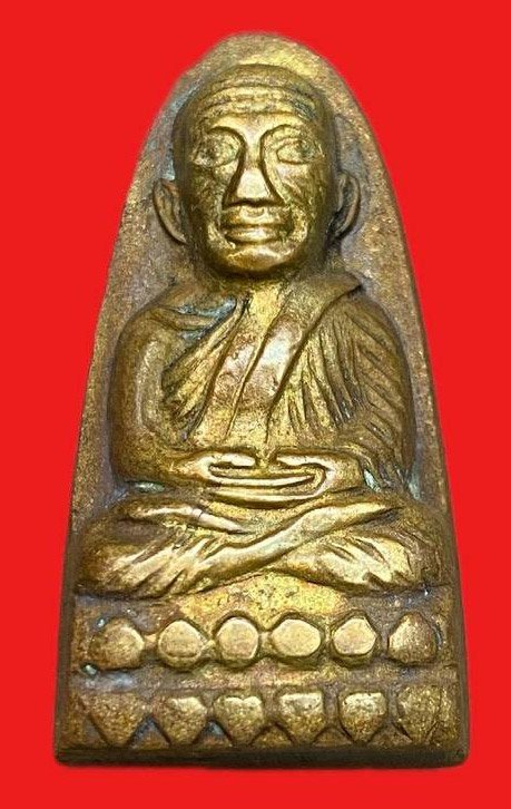 308779 หลวงปู่ทวด วัดช้างให้ เตารีดหลังหนังสือเล็ก  พิมพ์ ว จุด ปี 2505  เนื้อทองเหลืองกะไกล่ทอง  จ.ปัตตานี