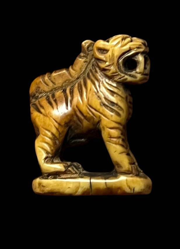 303125 เสือแกะหลวงปู่ยิ้ม เนื้องาแกะ พุทธศักราช2435-2453 วัดศรีอุปลาราม (วัดหนองบัว) จ.กาญจนบุรี