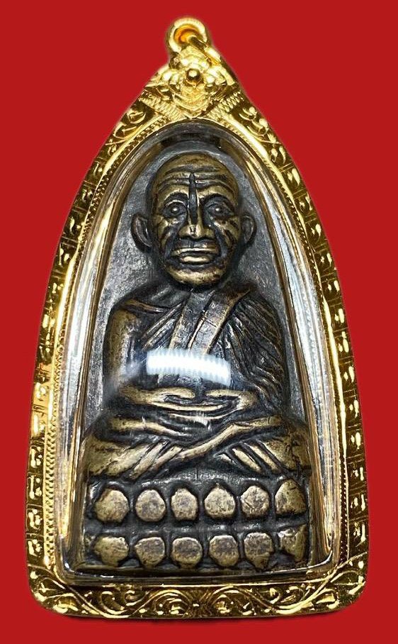 308952 หลวงปู่ทวด วัดช้างให้  เตารีดหลังหนังสือเล็ก พิมพ์มีหู ปี 2508  เนื้อทองเหลืองรมดำ  จ.ปัตตานี