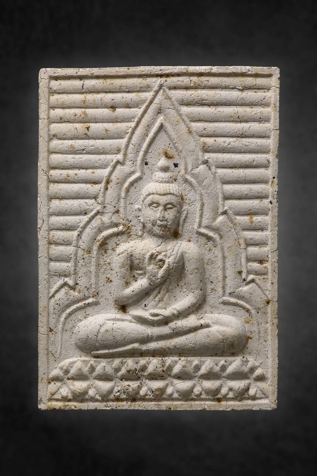 309002 พระผงของขวัญ วัดปากน้ำ กทม. พิมพ์ใหญ่พิเศษ  กรรมการ ปี 2518  เนื้อผงฝังพลอย 