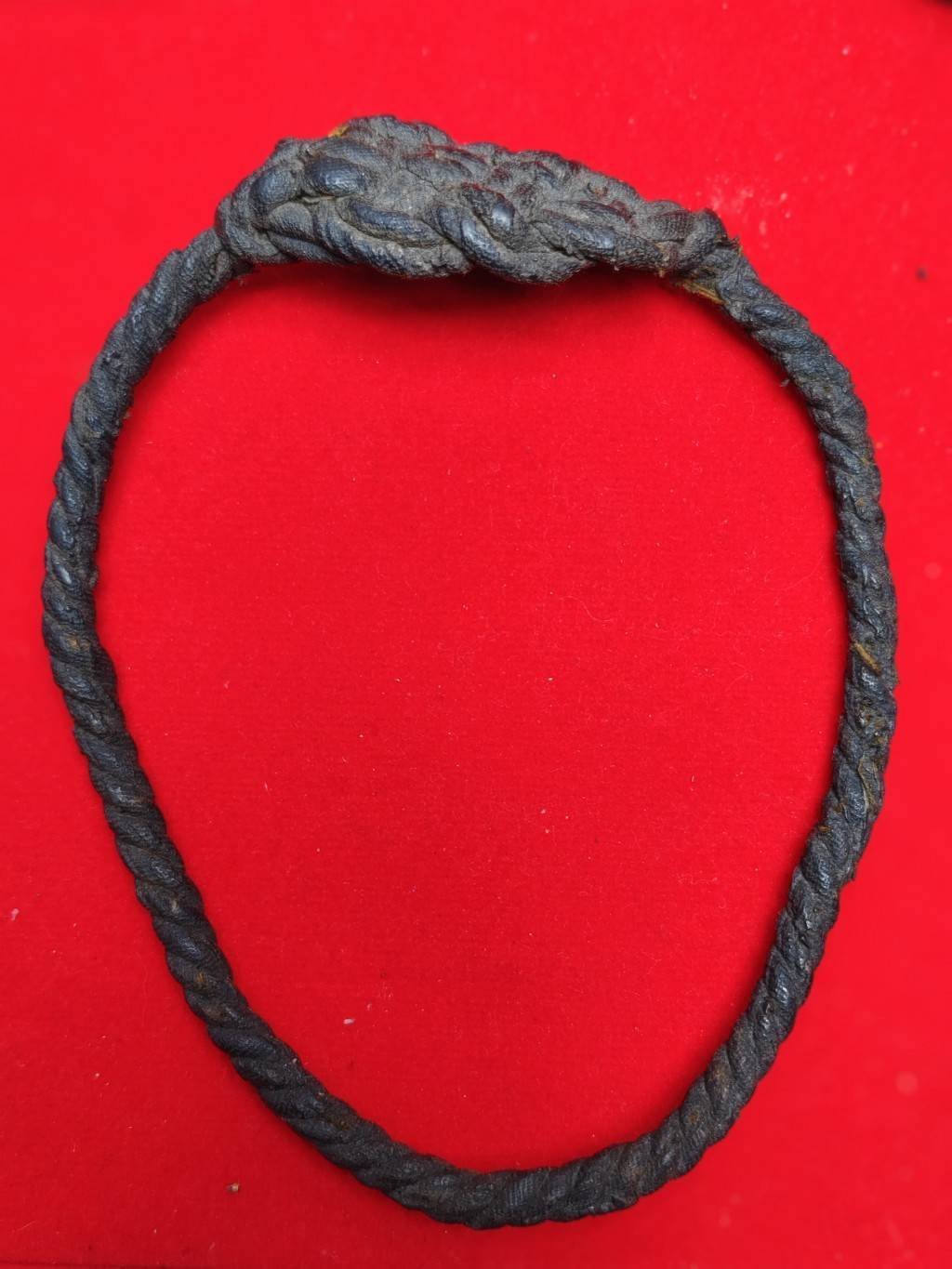 303208 แหวนพิรอดแขน  หลวงพ่อกวย  ปี 2500-2513  เนื้อผ้าจีวร จุ่มรัก (สร้างน้อย) วัดโฆสิตาราม จ.ชัยนาท 