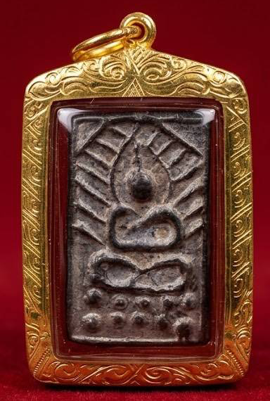 309139 พระหลวงปู่ศุข  พิมพ์ฐานบัวเม็ด (หน้านกฮูก)    เนื้อชินตะกั่ว  ปี 2460-2466  หลวงปู่ศุข จ.ชัยนาท วัดปากคลองมะขามเฒ่า