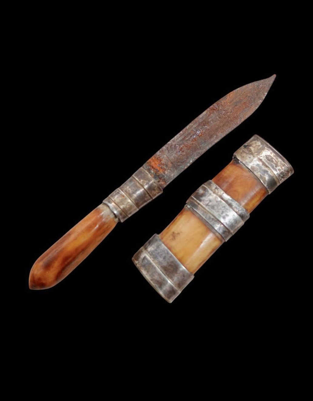 303281 มีดหมอสาริกา หลวงพ่อเดิม  ด้ามงา-ฝักไม้ แหนบเงินตลอดเล่ม  ใบมีด เนื้อโลหะ  จัดสร้างปี 2470-2494  วัดหนองโพธิ์ จ.นครสวรรค์ 