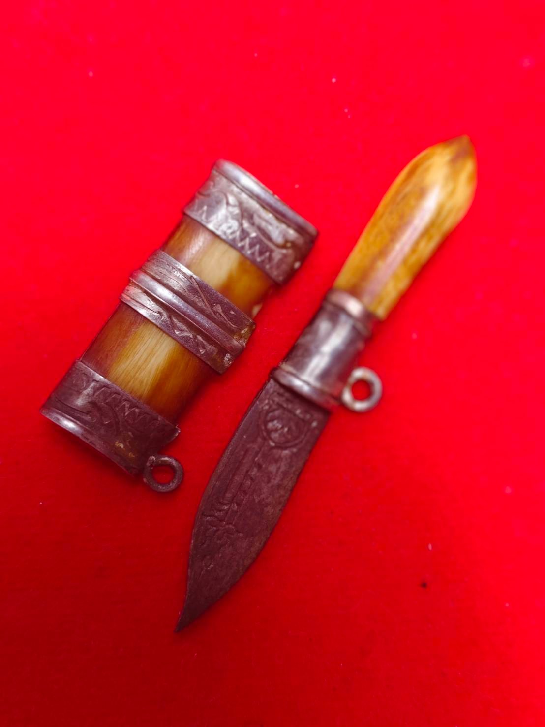 303331 มีดหมอสาริกาหลวงพ่อเดิม ด้ามงา-ฝักงา แหนบเงินตลอดเล่ม  ใบมีด เนื้อโลหะ  จัดสร้างปี 2470-2494  วัดหนองโพธิ์ จ.นครสวรรค์ 