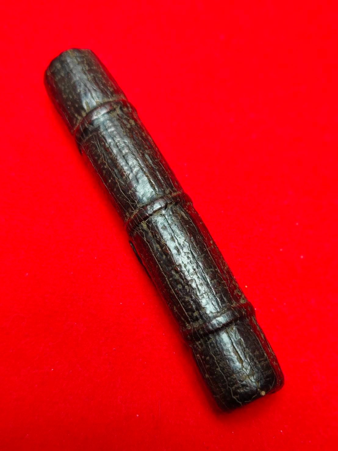 303370 ตะกรุดใบลานบังปืน  หลวงพ่อแก้ววัดพวงมาลัย  เนื้อใบลานเดือน 5  สร้างปี 2450-2455  จ.สมุทรสงคราม