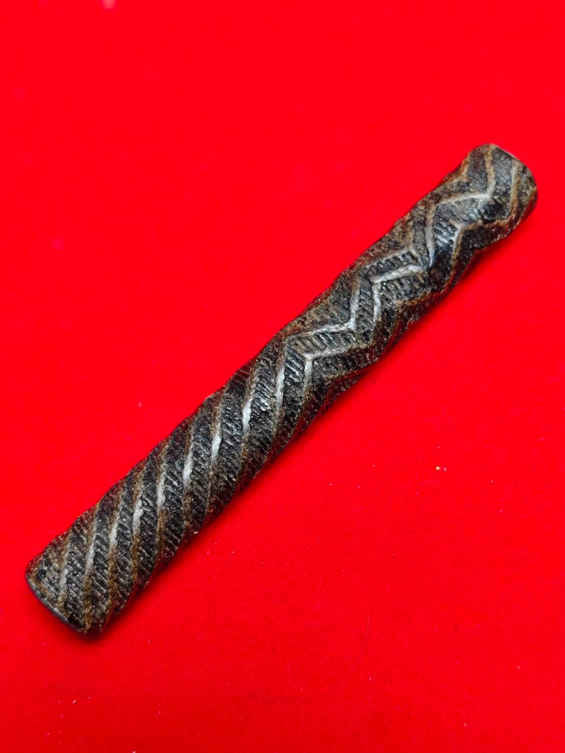 303372 ตะกรุดจันทร์เพ็ญ หลวงปู่ศุข  (ตะกรุดใต้น้ำ) เนื้อตะกั่ว  วัดปากคลองมะขามเฒ่า  ถักเชือกเกลียวหลงรัก  สร้างปี2440 ถึง 2457 