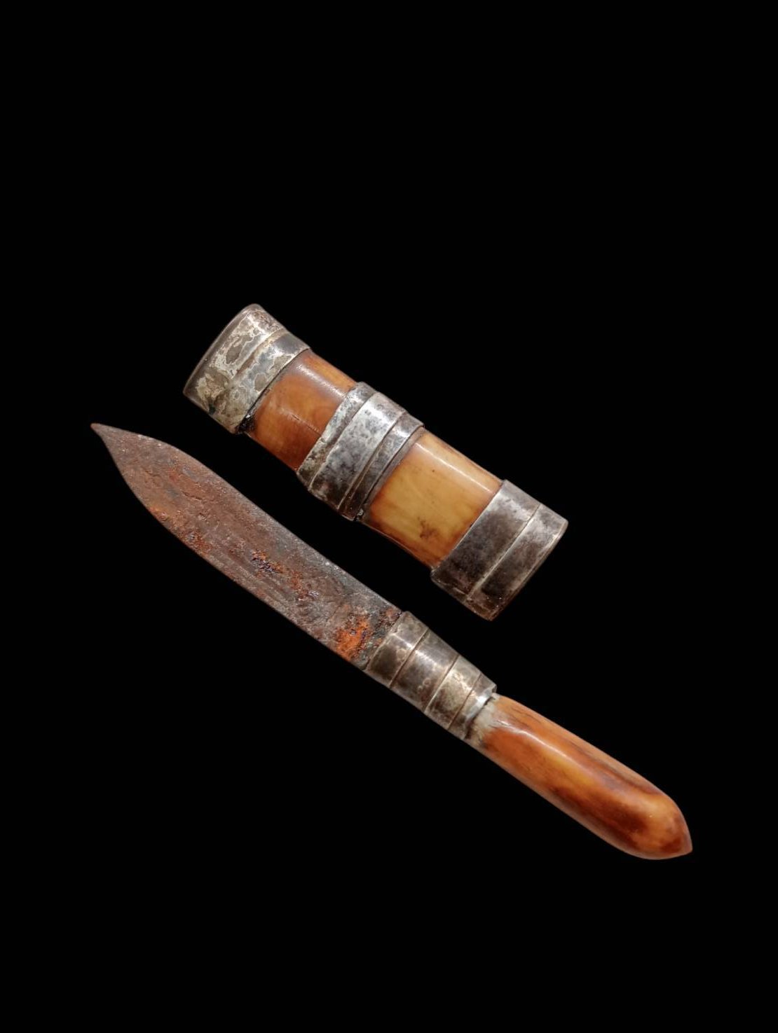 303433 มีดหมอสาริกาหลวงพ่อเดิม  ด้ามงา-ฝักงา แหนบเงินตลอดเล่ม  ใบมีด เนื้อโลหะ  จัดสร้างปี 2470-2494  วัดหนองโพธิ์ จ.นครสวรรค์ 