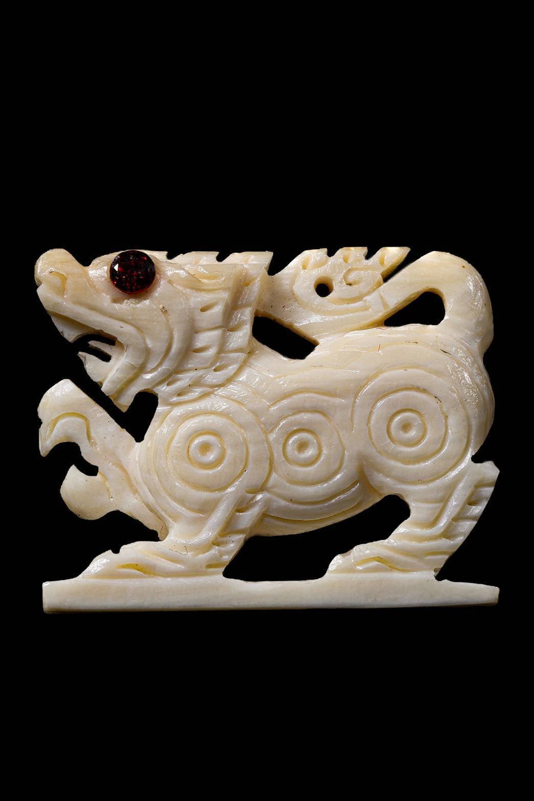 303463 สิงห์งาแกะ หลวงพ่อหอม  วัดชากหมาก  พิมพ์สามขวัญ  เนื้องาช้าง  พุทธศักราช 2500 ถึง 2520   จังหวัดระยอง 