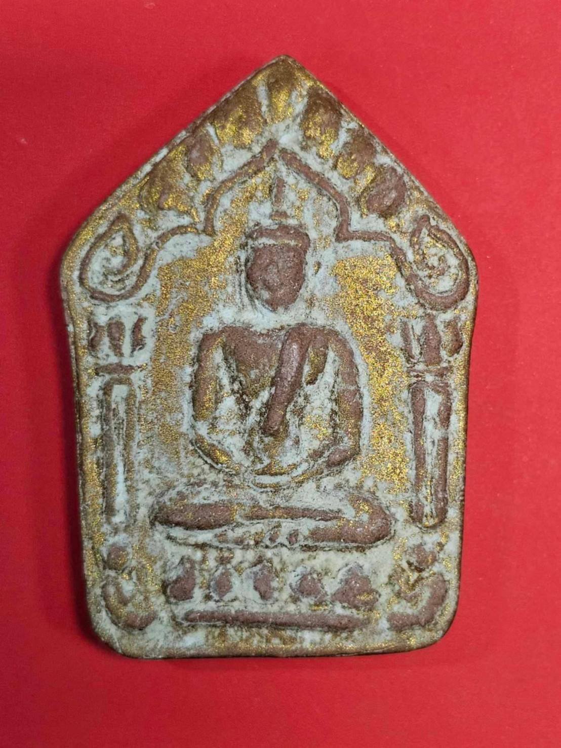 303505 ขุนแผนผงพรายกุมาร  หลวงปู่ทิม วัดละหารไร่ จ.ระยอง ปี 2516-2517 เนื้อผงพรายกุมาร ทาทอง2หน้า  ฝังตะกรุดทองคำ9ดอก