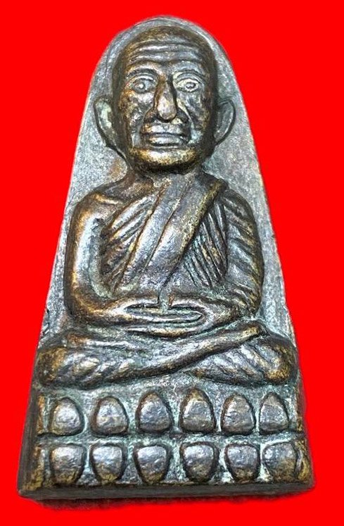 309469 หลวงปู่ทวด วัดช้างให้  เตารีดหลังหนังสือ  พิมพ์ หน้า ท กรรมการ  ปี 2524 จ.ปัตตานี เนื้อทองเหลืองรมดำ 
