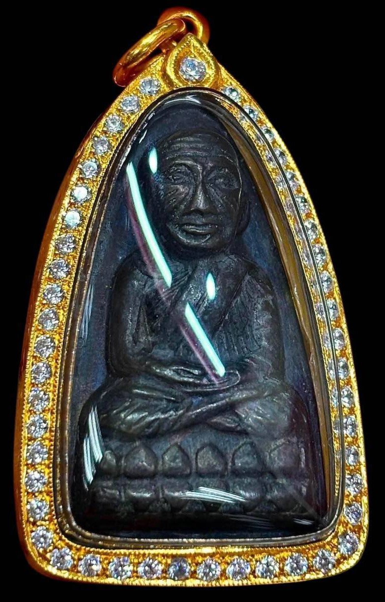 309525 พระหลวงปู่ทวด วัดช้างให้ หลังหนังสือใหญ่ ปี 2505  บล็อกเสาอากาศคางขีด  เนื้อทองเหลืองรมดำ จ.ปัตตานี