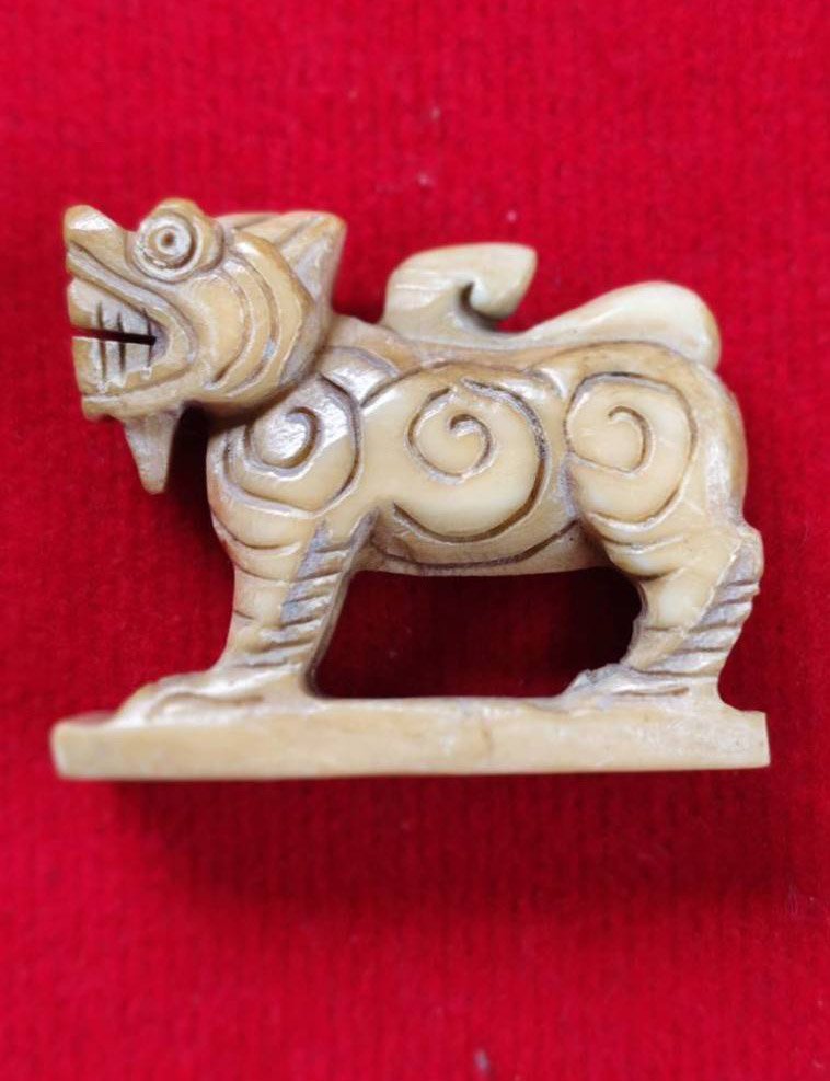 303674 สิงห์งาแกะ หลวงพ่อเดิม  วัดหนองโพ พิมพ์สามขวัญ  เนื้องาช้าง  สร้างปี 2470-2485  จ.นครสวรรค์ 