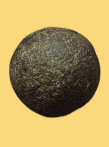 303825 ลูกอมยันต์เกราะเพชร หลวงพ่อปาน เนื้อผง พุทธศักราช2460-2480 วัดบางนมโค จ.พระนครศรีอยุธยา