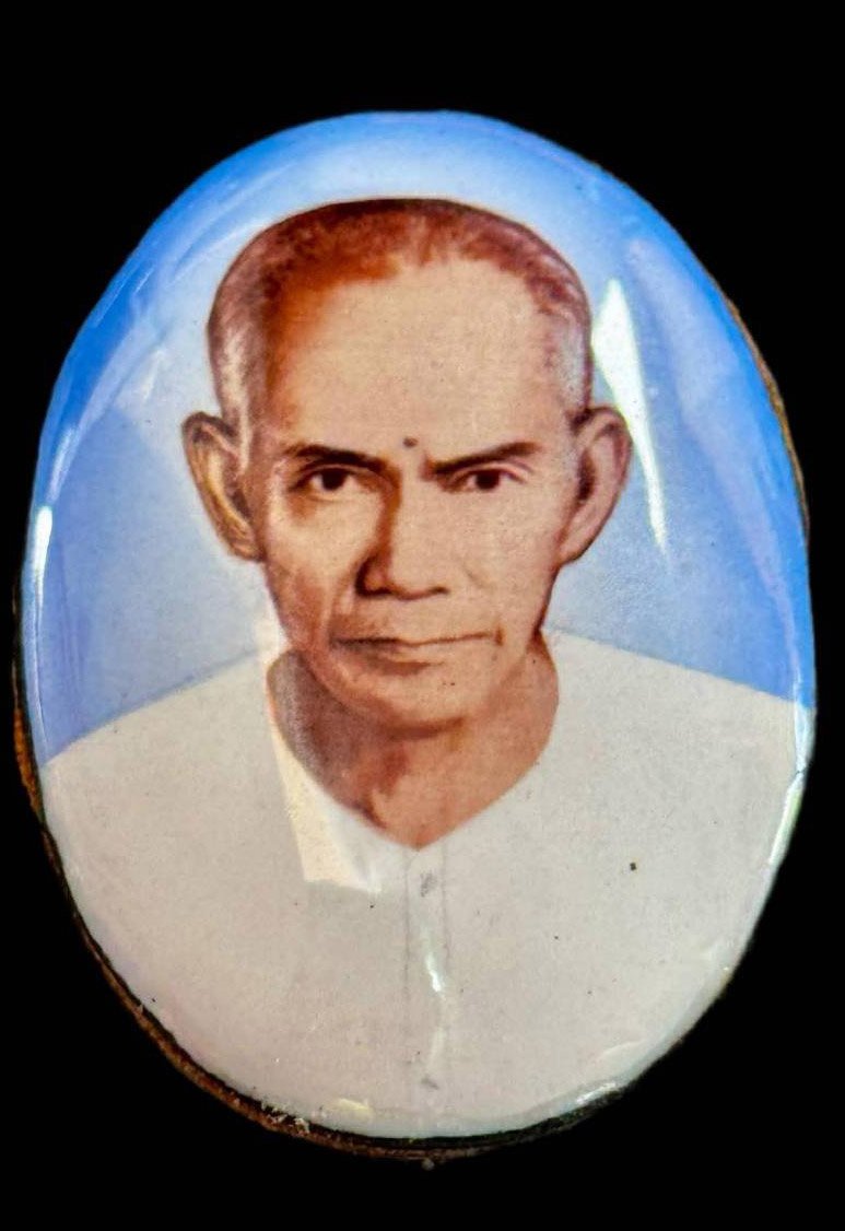 307195 ล็อกเก็ตหินอ่อน รุ่นแรก เซียนแปะโรงสี ปี 2519 หน้าหนุ่ม จ.ปทุมธานี